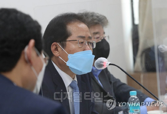 무소속 홍준표 의원이 지난 3월 18일 오후 서울 마포구 현대빌딩에서 열린 '더 좋은 세상으로(마포포럼)' 세미나에 참석해 인사말을 하고 있다. (연합뉴스 제공)